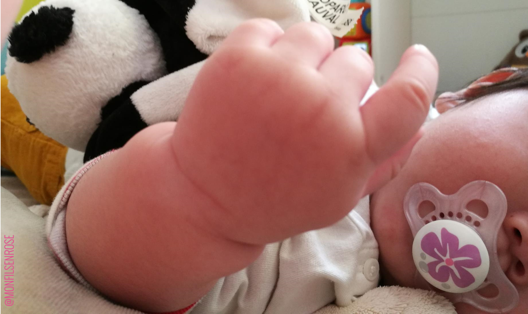 bébé garçon sucette rose